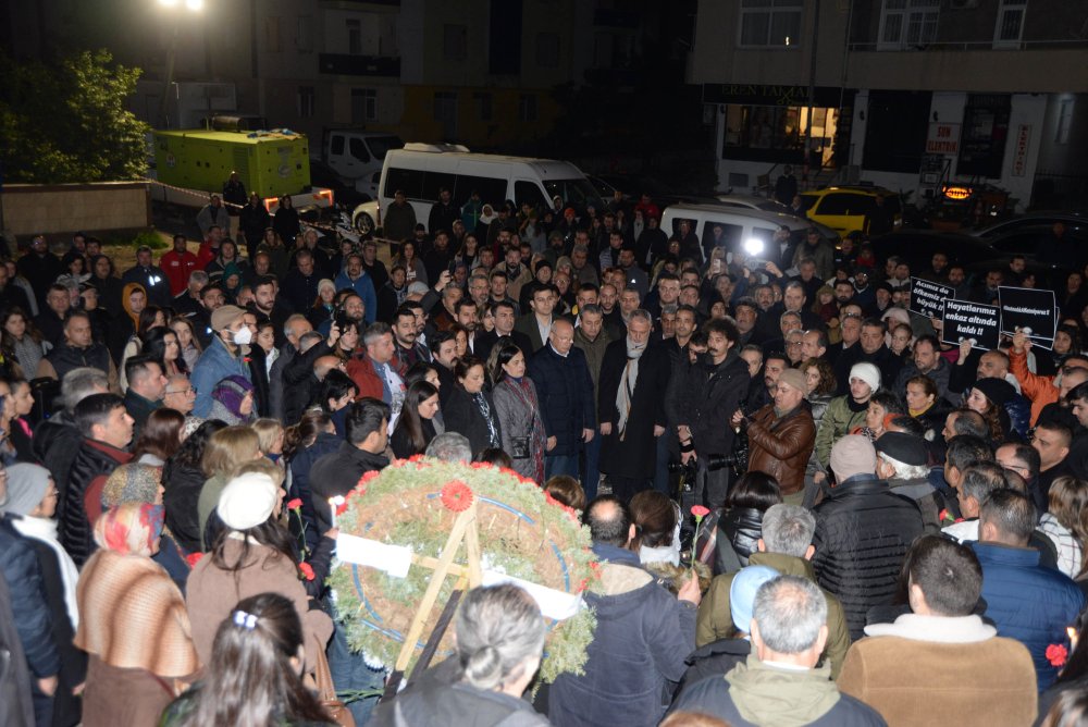 Adana'da depremde hayatını kaybedenler anıldı: 'Hayatlarımız enkaz altında kaldı'