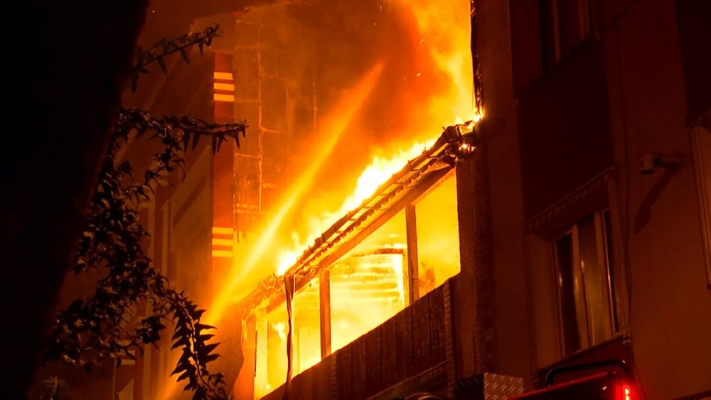 Esenler'de çıkan yangın 2 binaya sıçradı
