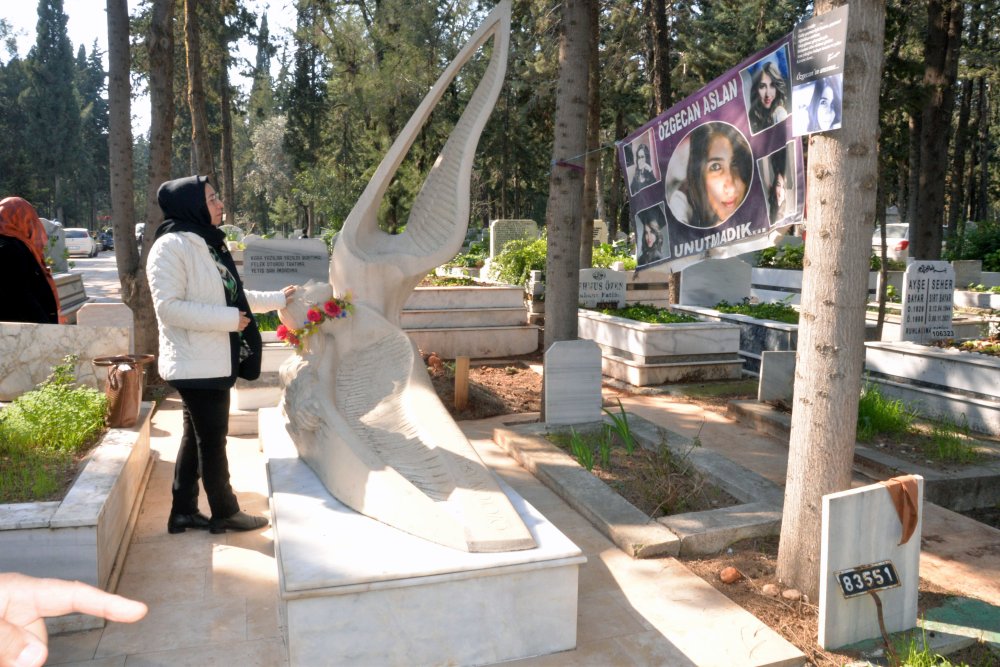 Özgecan Aslan, ölümünün 9. yıl dönümünde mezarı başında anıldı