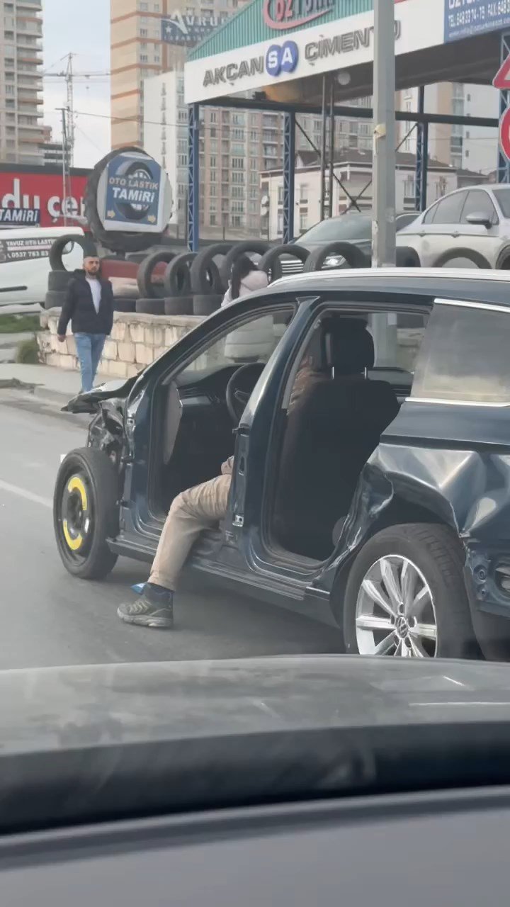Trafikte ayağını dışarıya sarkıtarak araç kullandı