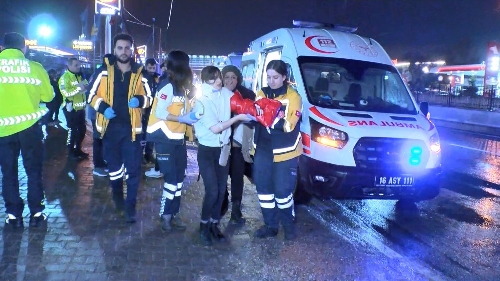 Tur otobüsü aydınlatma direğine çarptı: 10 turist yaralandı