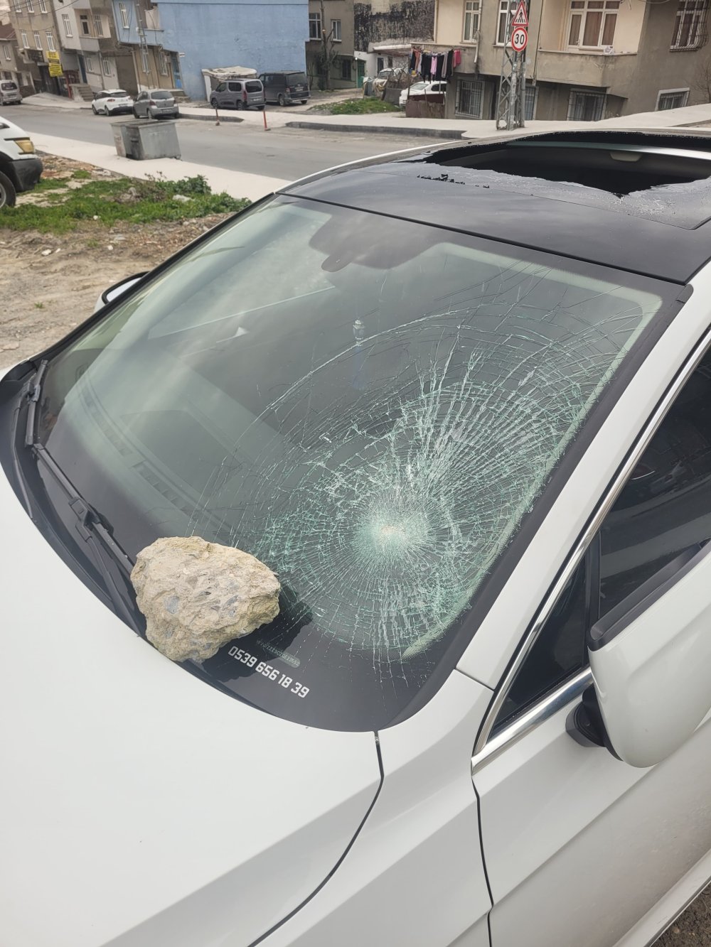 Akraba ziyaretine gelen ailenin aracının camları kırıldı