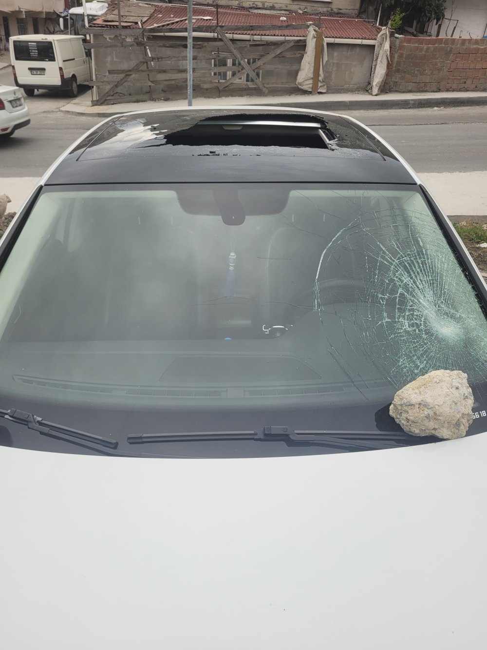 Akraba ziyaretine gelen ailenin aracının camları kırıldı