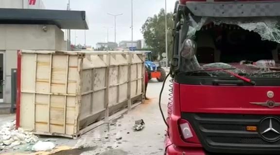 Hafriyat kamyonu güvenlik kulübesine çarptı