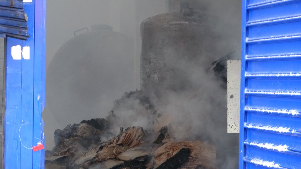 Kaçak malzemelerin mühürlendiği depoda yangın