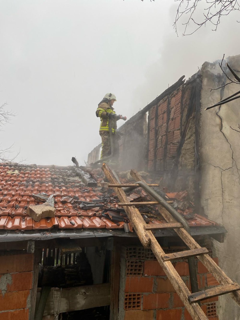 Soba kıvılcımı evi yaktı, yaşlı adama komşuları kurtardı