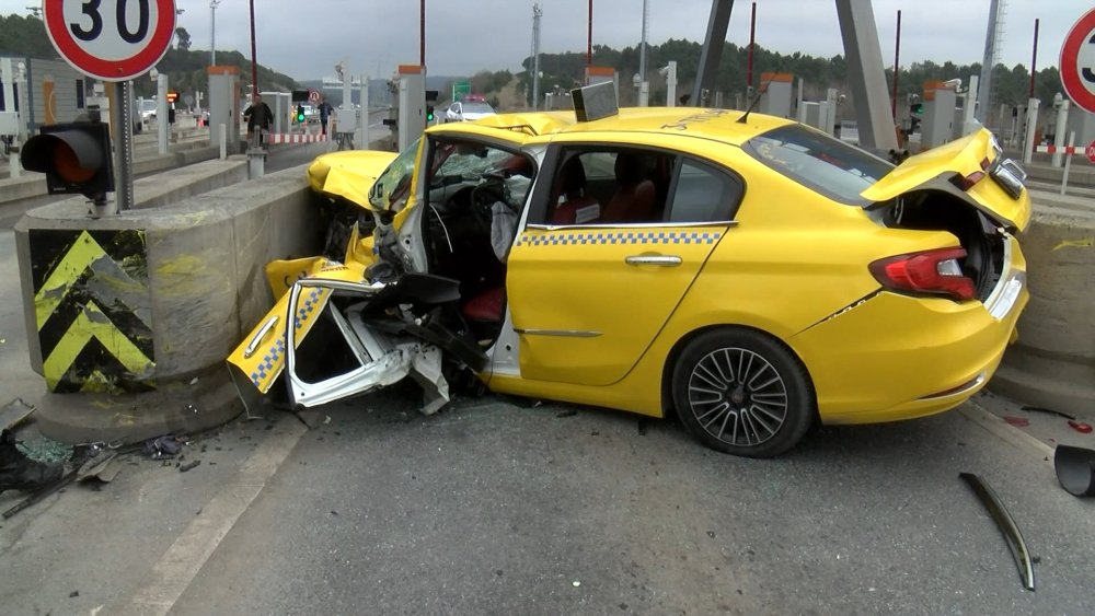 Taksi gişelerdeki beton bariyere çarptı: 2 yaralı