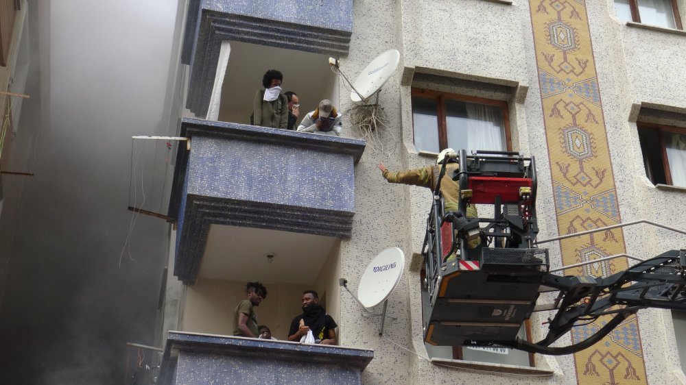 Avcılar'da 4 katlı binada çıkan yangında can pazarı: 19 kişi mahsur kaldı
