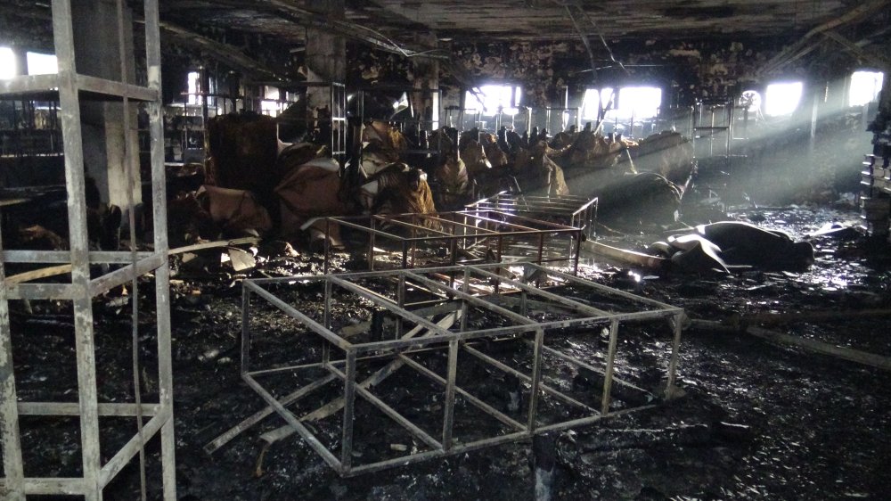 Avcılar'da fabrika yangını: Hasar günün aydınlanmasıyla ortaya çıktı