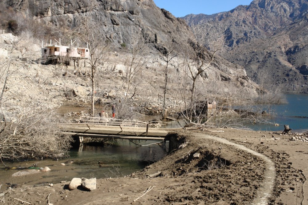 Baraj sularının çekilmesiyle ortaya çıktı: Dipten tarih çıktı