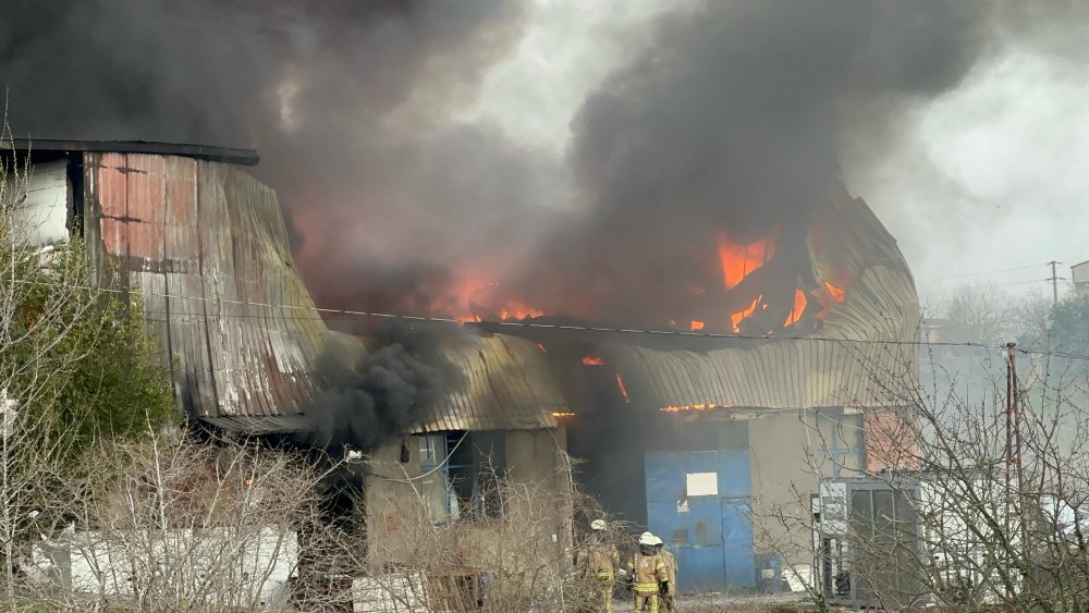Fabrikada korkutan yangın: Çok sayıda ekip sevk edildi