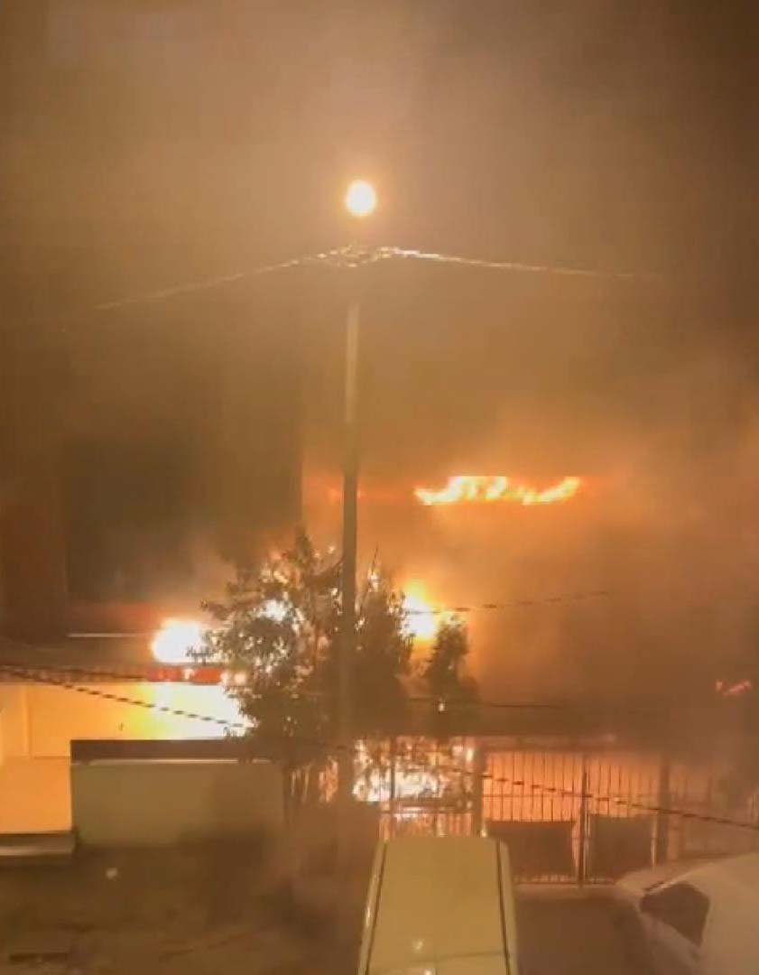 Eyüpsultan'da kıraathanede başlayan yangın 2 binanın dış cephesine sıçradı