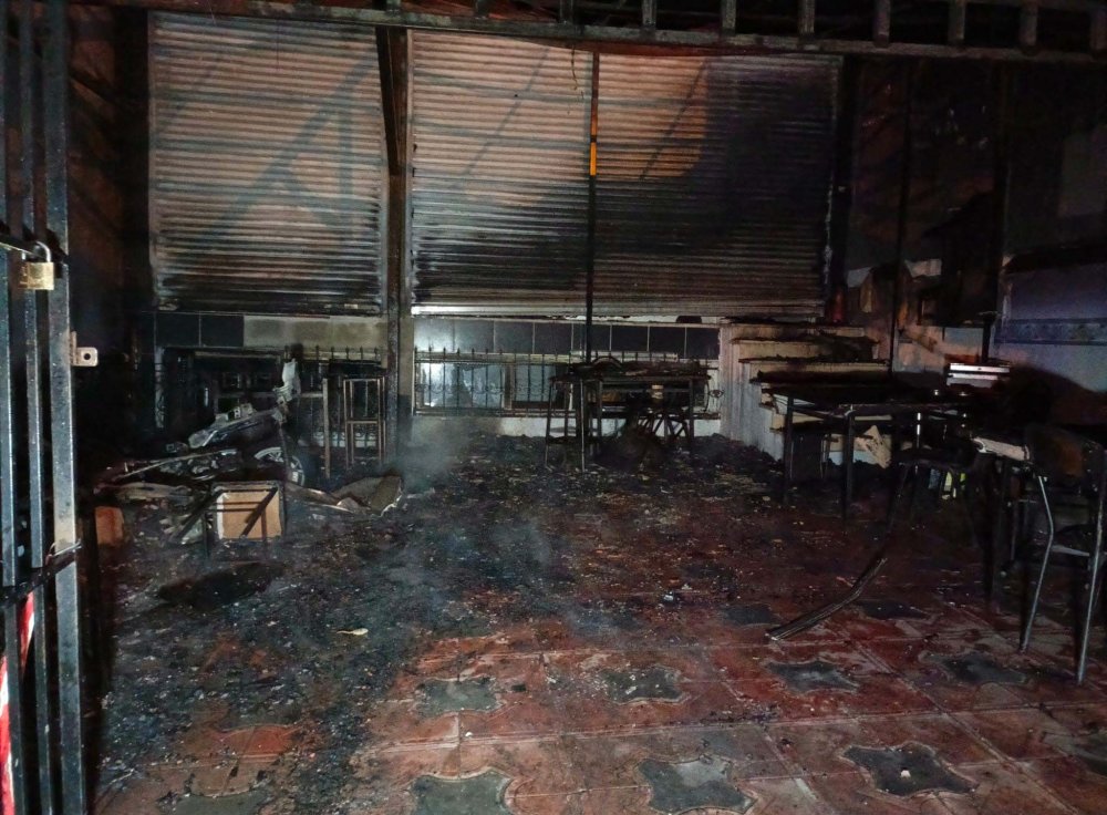 Eyüpsultan'da kıraathanede başlayan yangın 2 binanın dış cephesine sıçradı