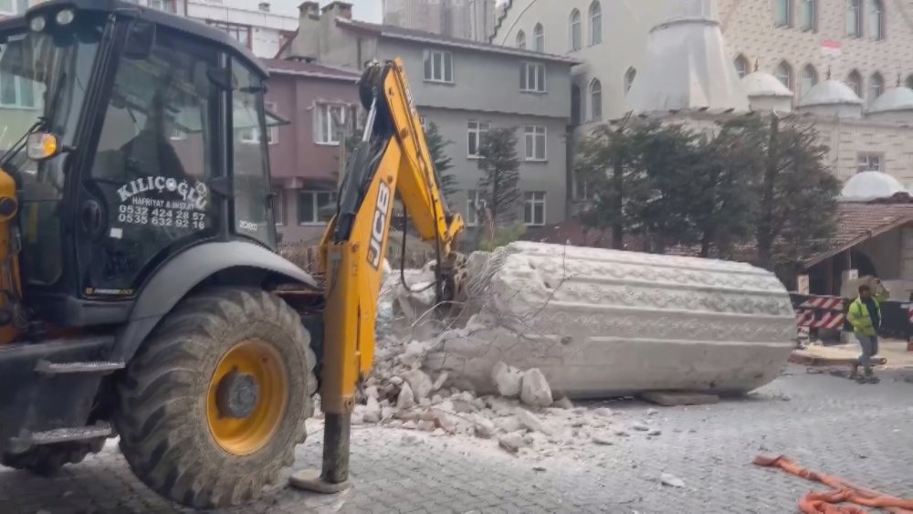 İstanbul'da cami minaresi devrildi: Çevredeki evler zarar gördü
