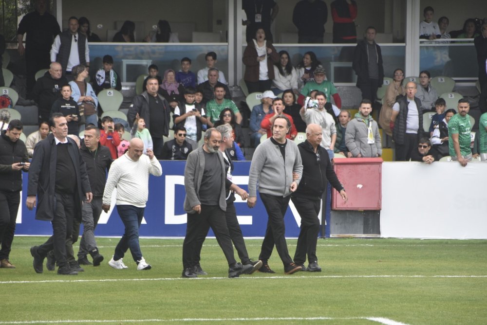 Maçta ortalık karıştı: Başkanlar sahaya indi, bir futbolcu hastaneye kaldırıldı