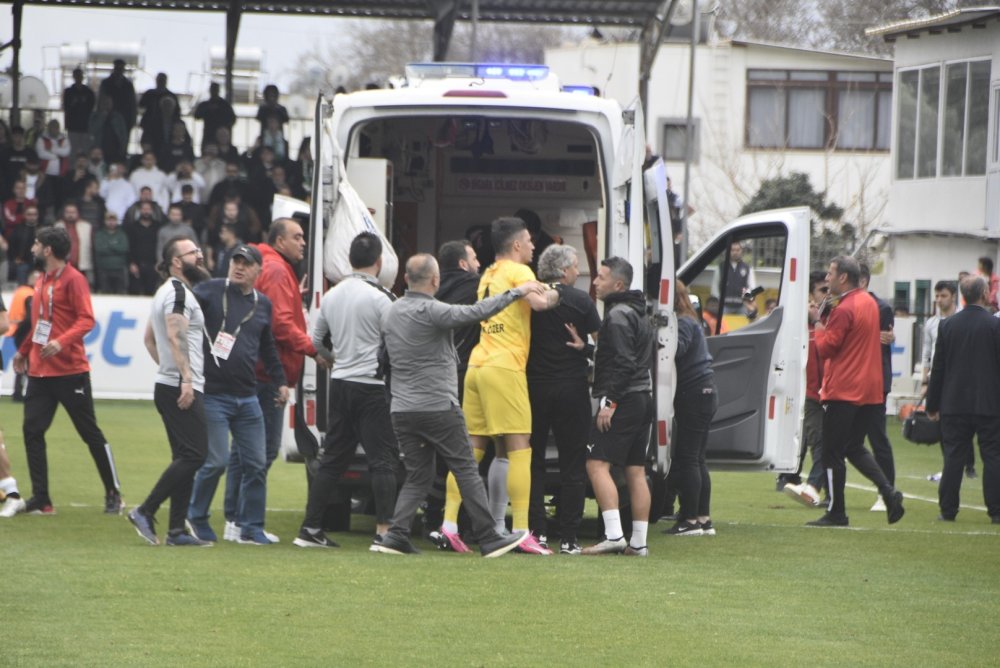 Maçta ortalık karıştı: Başkanlar sahaya indi, bir futbolcu hastaneye kaldırıldı
