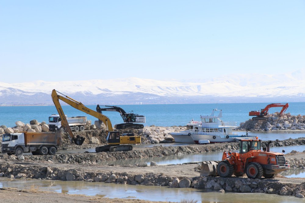 Van Gölü'nü bekleyen bekleyen büyük tehlike: Mevcut limanlar kullanılmaz hale gelecek