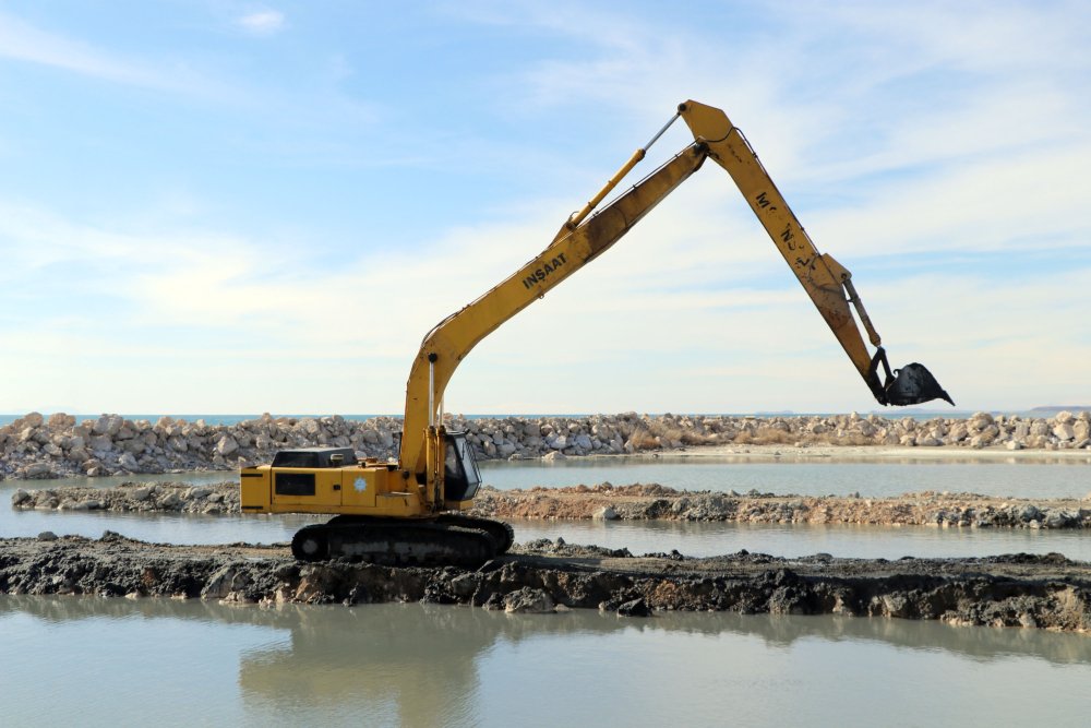 Van Gölü'nü bekleyen bekleyen büyük tehlike: Mevcut limanlar kullanılmaz hale gelecek