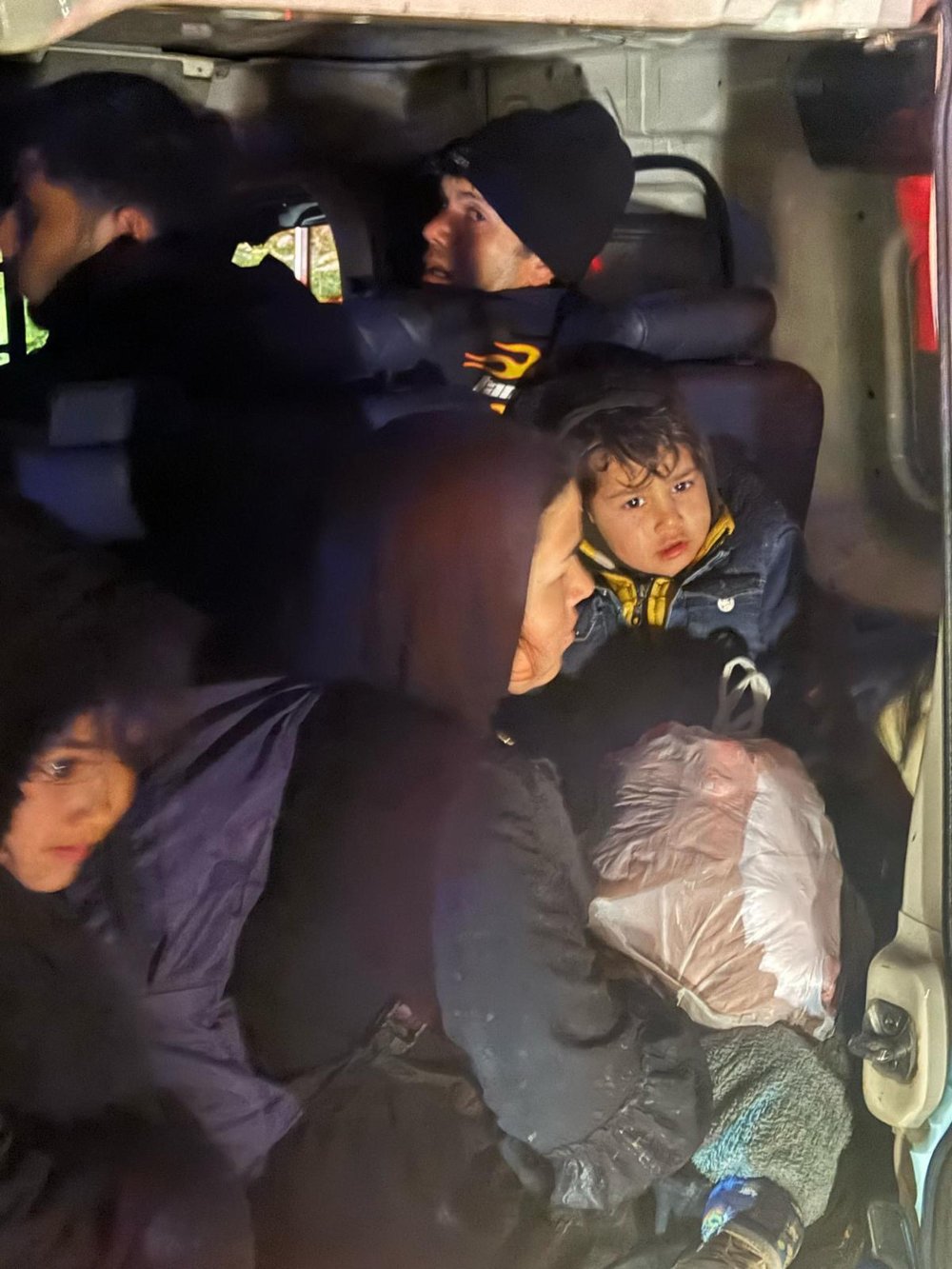 Yapılan aramada çok sayıda kaçak göçmen ile 2 organizatör yakalandı
