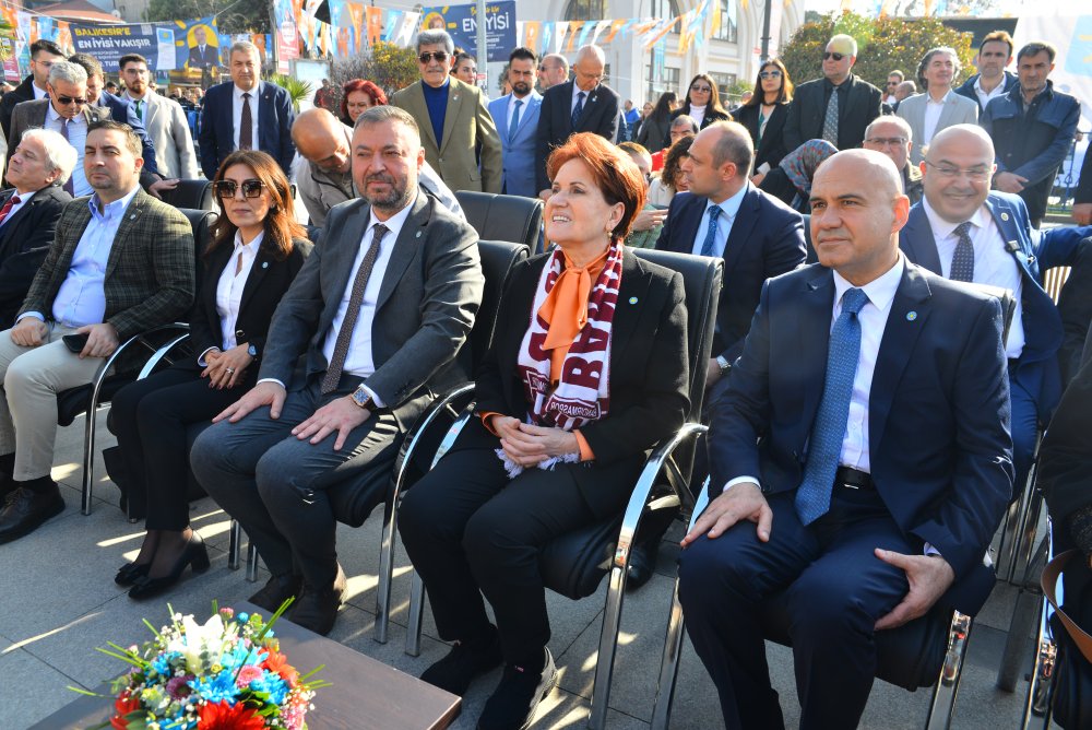 Meral Akşener şarkıcı Ege'nin konserine katıldı, vatandaşlardan oy istedi