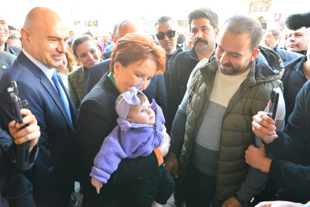 Meral Akşener şarkıcı Ege'nin konserine katıldı, vatandaşlardan oy istedi