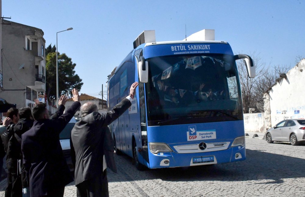 Başkan adayı seçim otobüsünü kendisi kullanıyor