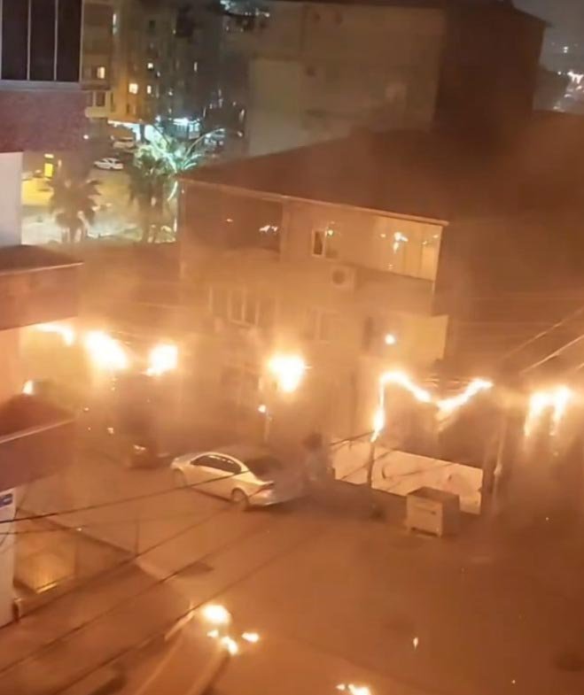 Trafo patladı, 10 sokak elektriksiz kaldı