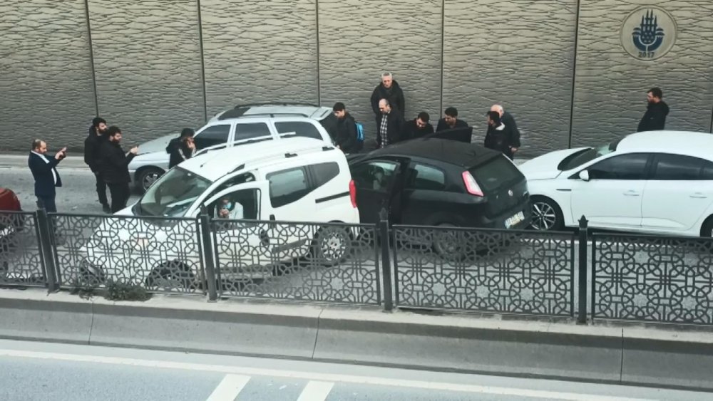 İstanbul'da zincirleme kaza: 5 araç birbirine girdi
