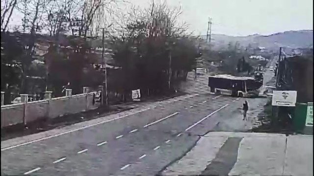 Otomobil, İETT otobüsüyle çarpıştı