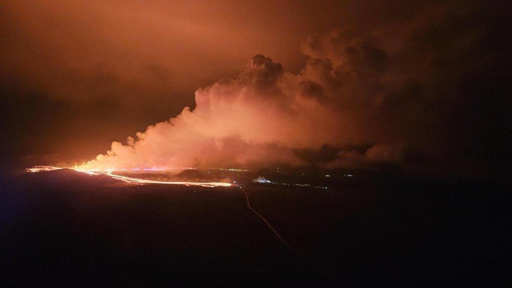 Patlayan lavlar yerleşim yerlerine yaklaşıyor