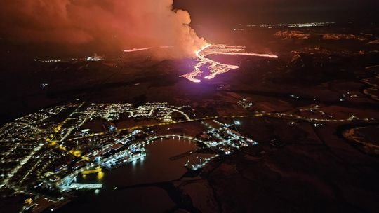 Patlayan lavlar yerleşim yerlerine yaklaşıyor