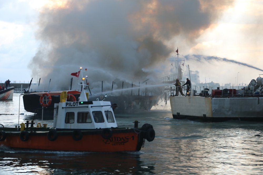 İki gezi teknesi alevlere teslim oldu: 1 kişi yaralandı