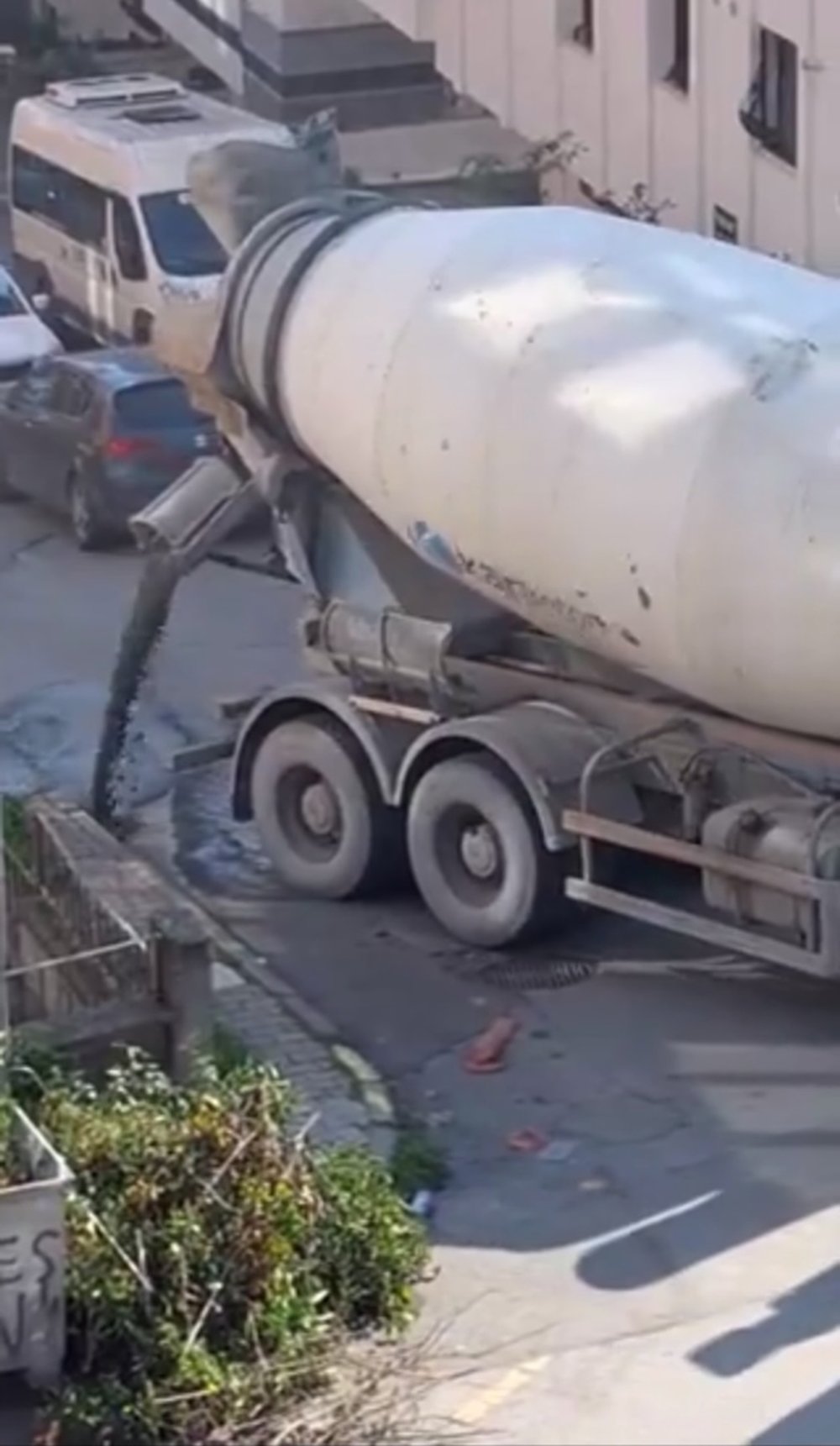 Yola beton dökerek ilerleyen şoför yakalanarak cezaya çarptırıldı
