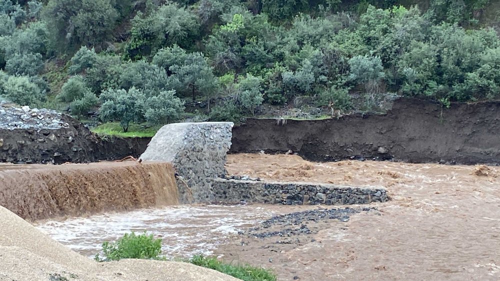 Osmaniye’yi şiddetli yağış vurdu: Yol çöktü, bent yıkıldı