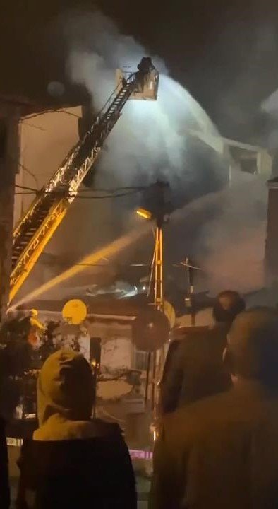 Sultanbeyli’deki gecekondu yangını yan binaya sıçradı