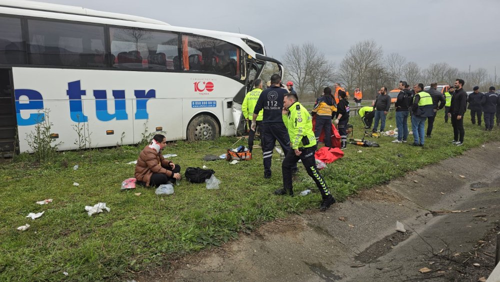 Düzce'de yolcu otobüsü bariyerlere çarptı: Çok sayıda yaralı var