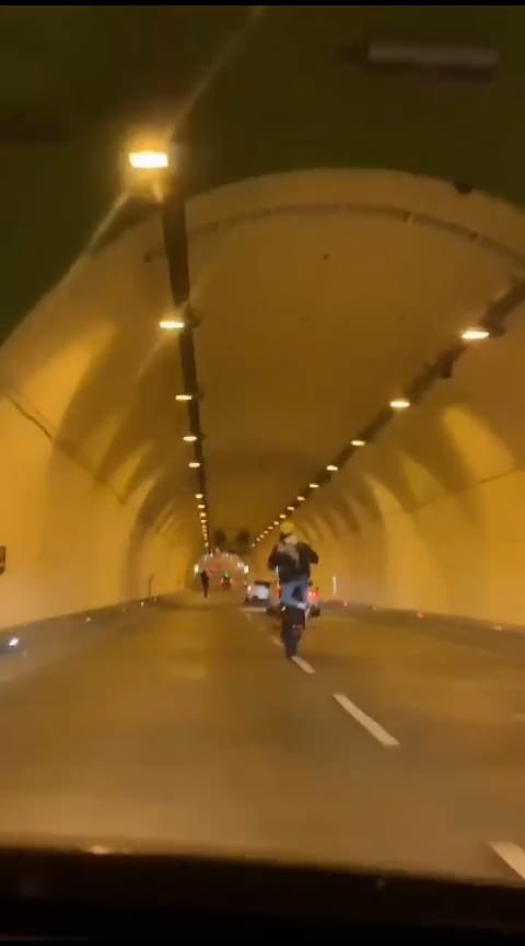 Motosikletinin tehlikeli yolculuğu