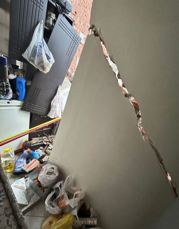Yıkım yapan kepçe, bitişik apartmandaki mutfak duvarını yıktı