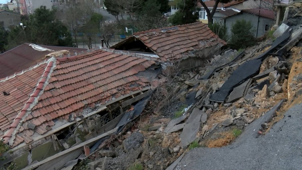 İstanbul'da korku dolu anlar: Gecekonduların üzerine yol çöktü