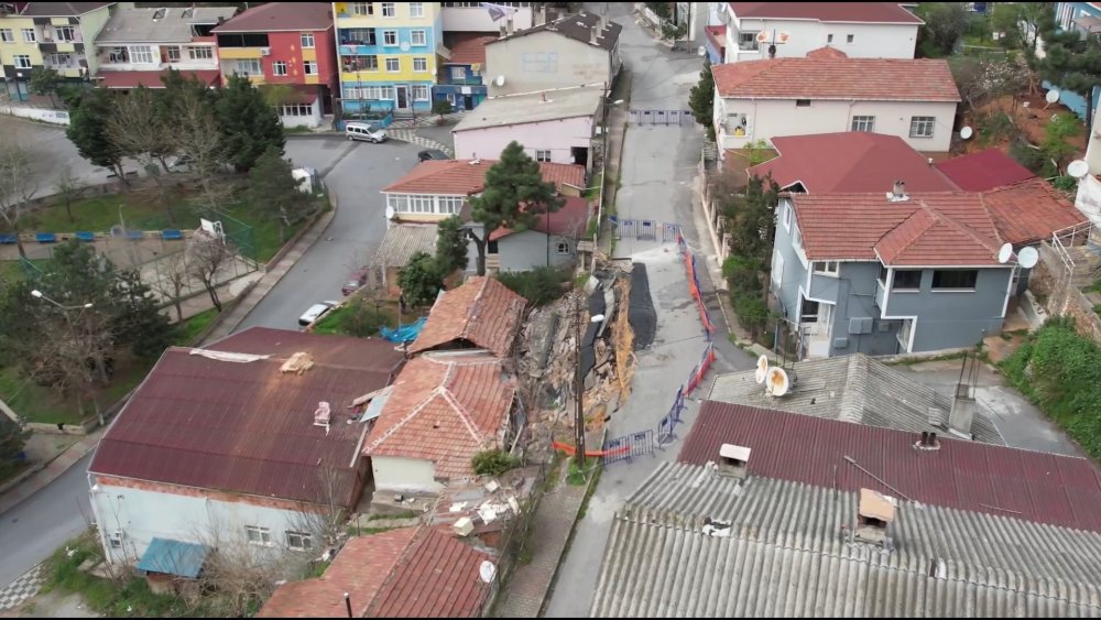 İstanbul'da korku dolu anlar: Gecekonduların üzerine yol çöktü