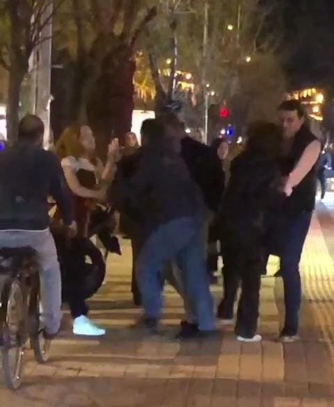 Kadınların sokakta saç saça baş başa kavga etti!