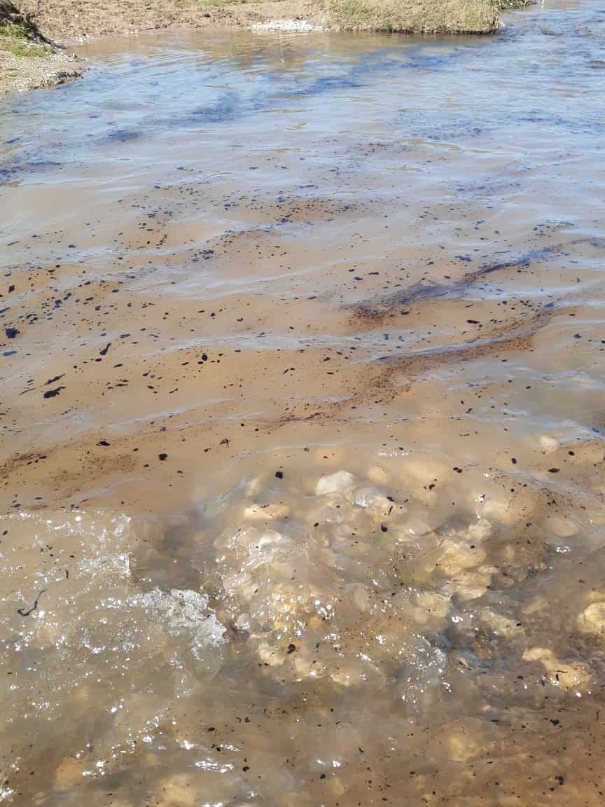 Diyarbakır'da boru hattında sızıntı: Ham petrol Kamışlı Çayı'na karıştı