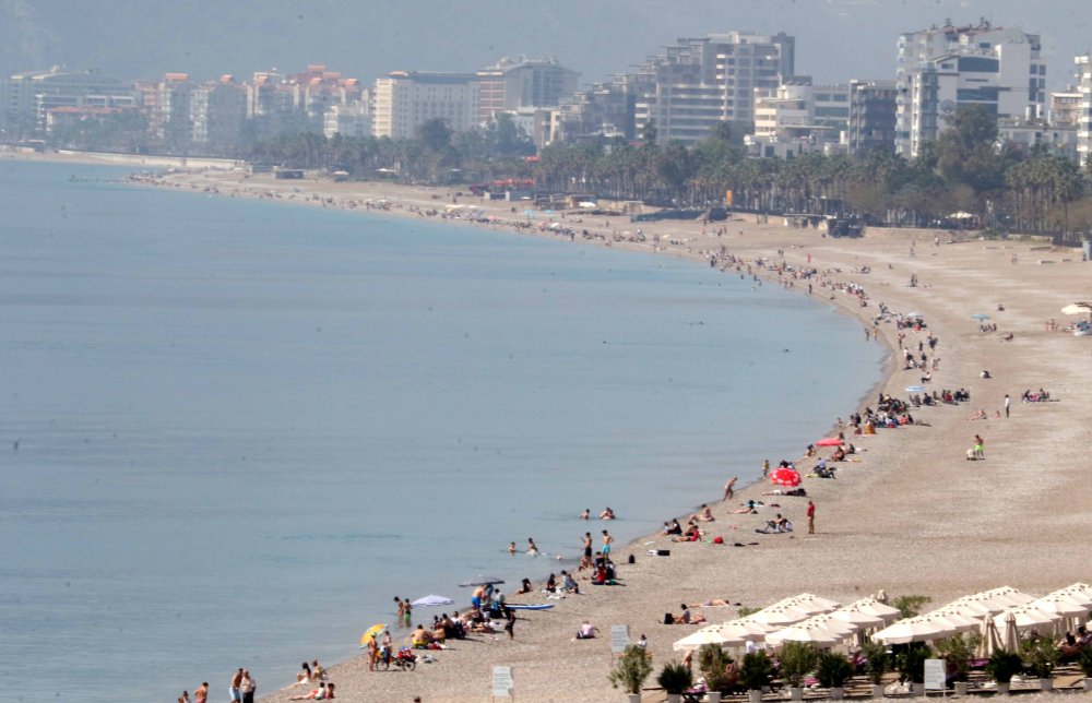 Antalya'da oyunu kullanan vatandaşlar soluğu sahilde aldı