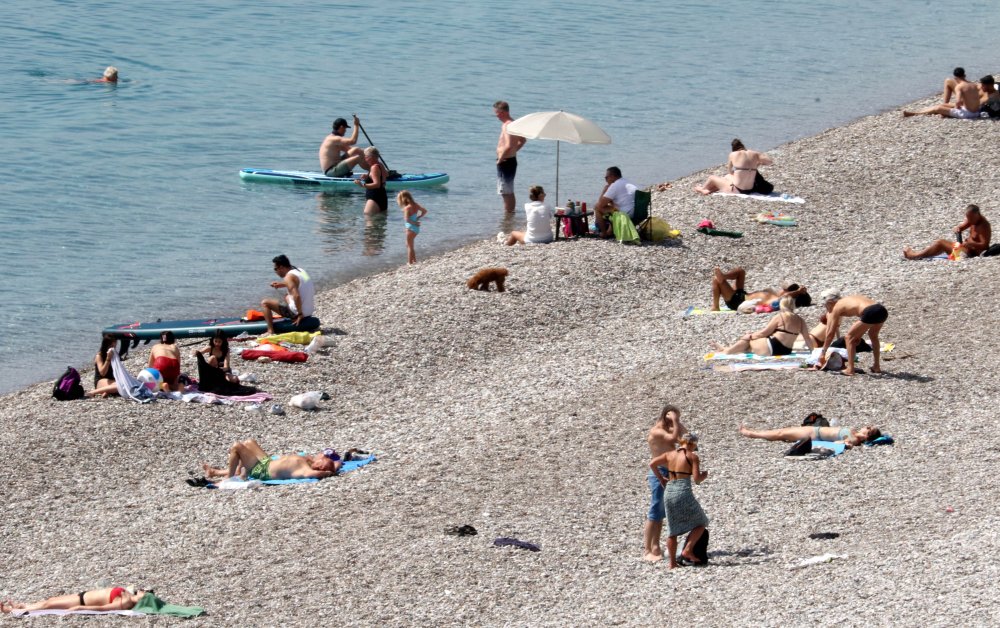 Antalya'da oyunu kullanan vatandaşlar soluğu sahilde aldı
