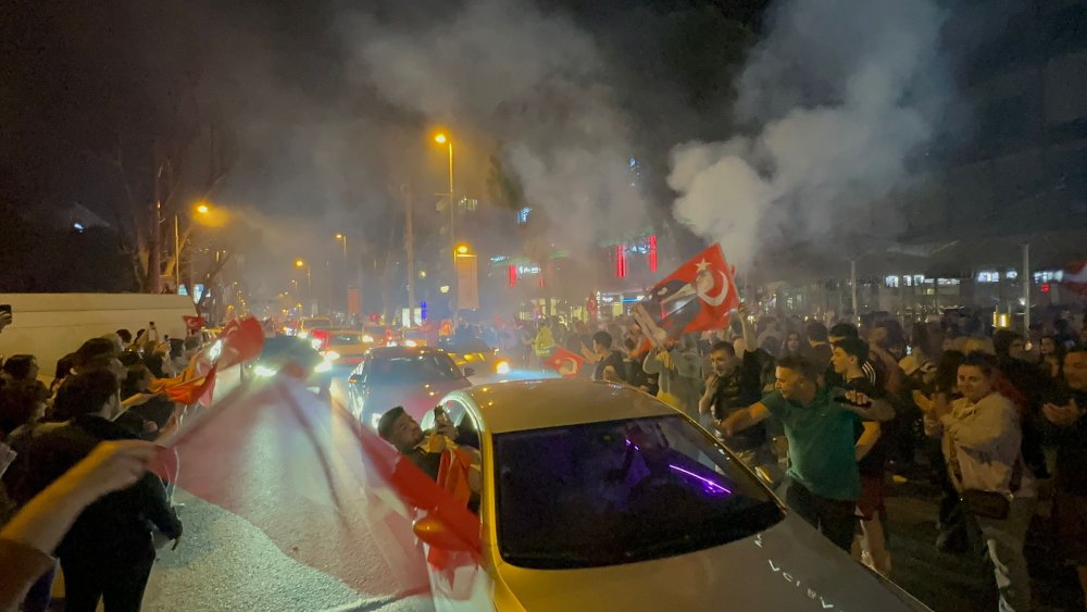CHP'liler İstanbul'da seçim kutlamasında