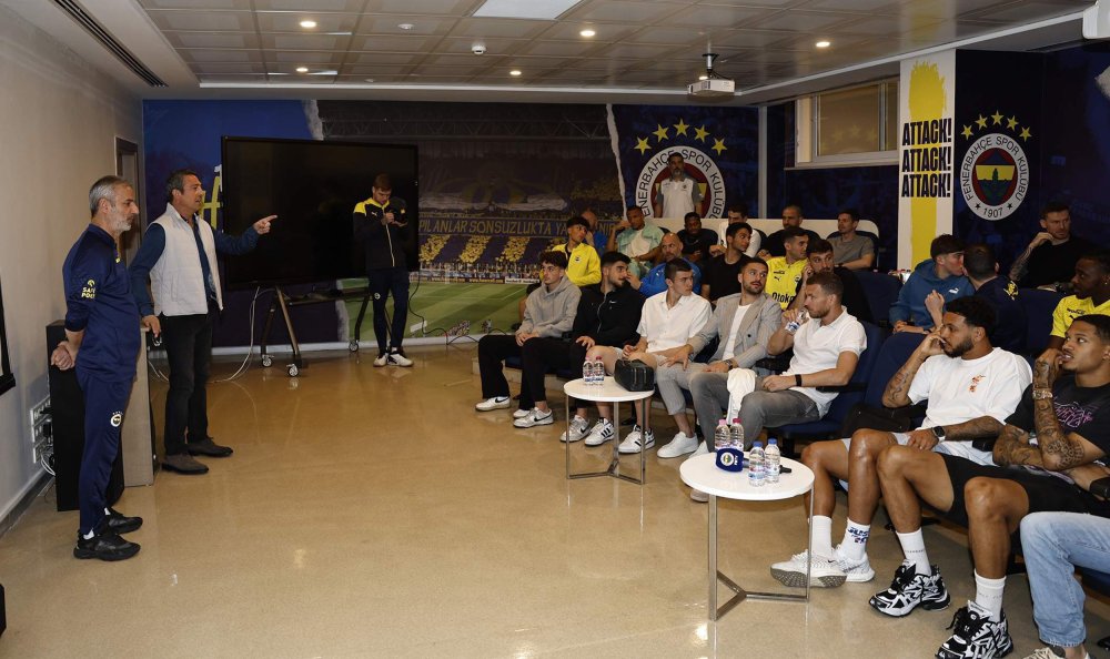 Fenerbahçe Başkanı Ali Koç futbolcular bir araya geldi