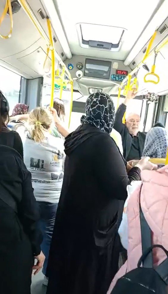 Otobüs şoförü tartıştığı yolculara hakaret edip aracı terk etti