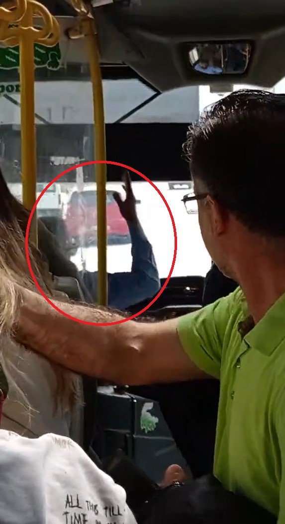 Otobüs şoförü tartıştığı yolculara hakaret edip aracı terk etti
