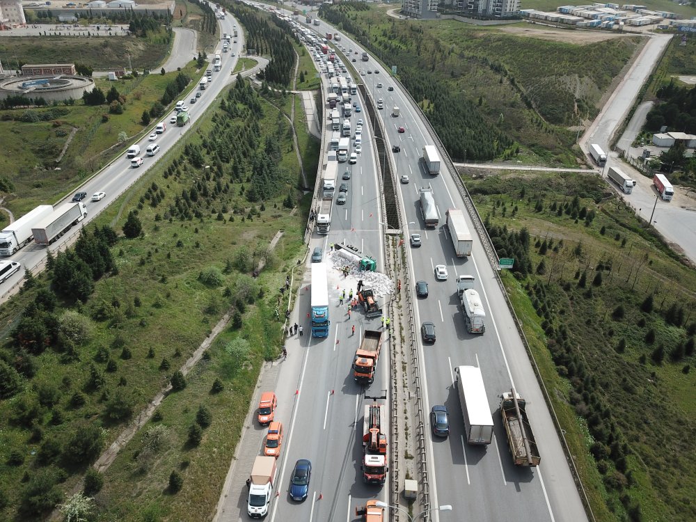 TEM'de zincirleme kaza: İstanbul yönü trafiğe kapandı