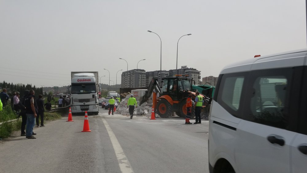 TEM'de zincirleme kaza: İstanbul yönü trafiğe kapandı